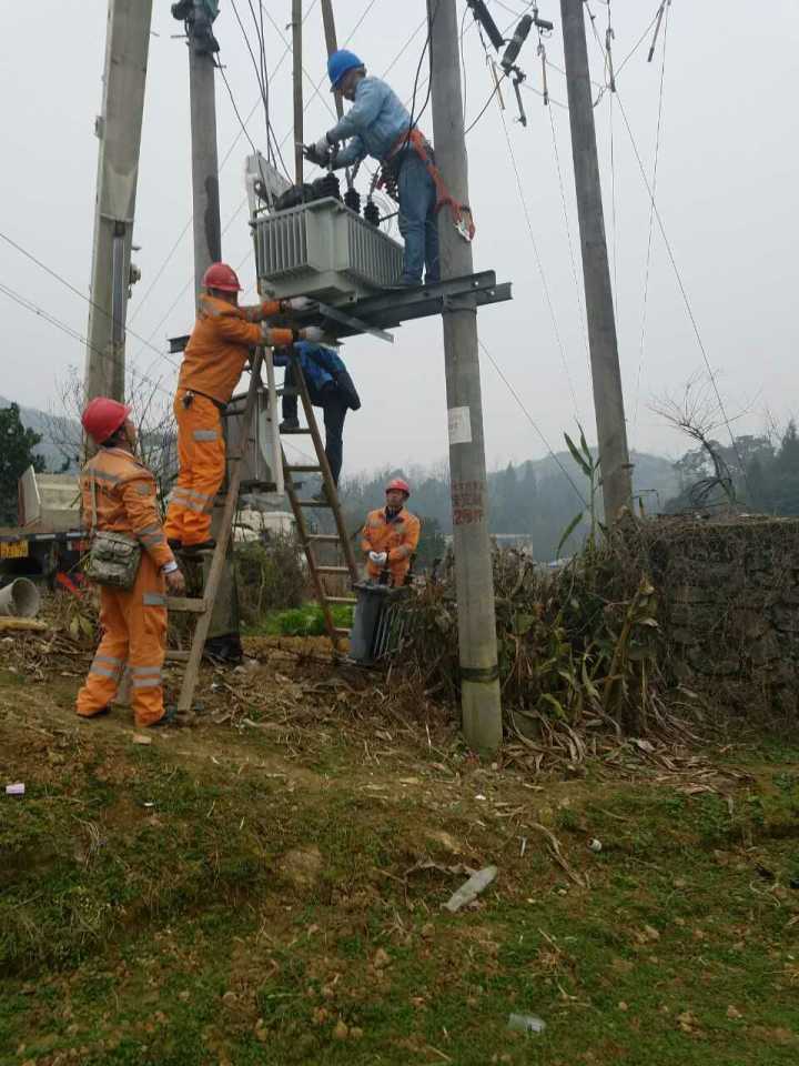 守護燈火，電力人在行動——松桃供電局一線員工春節(jié)保電側(cè)記