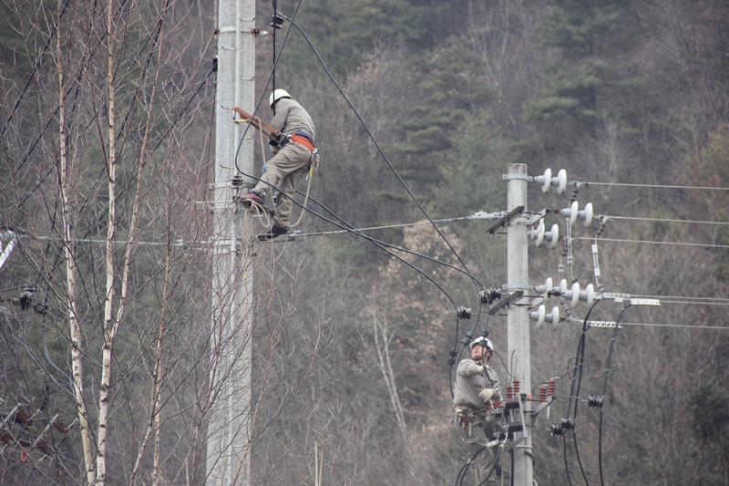 陜西地電留壩供電分公司：實施農(nóng)石線、索道線分網(wǎng)改造