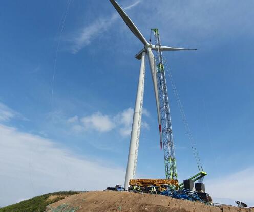 華能郴州北湖區(qū)風電場首臺風機吊裝就位