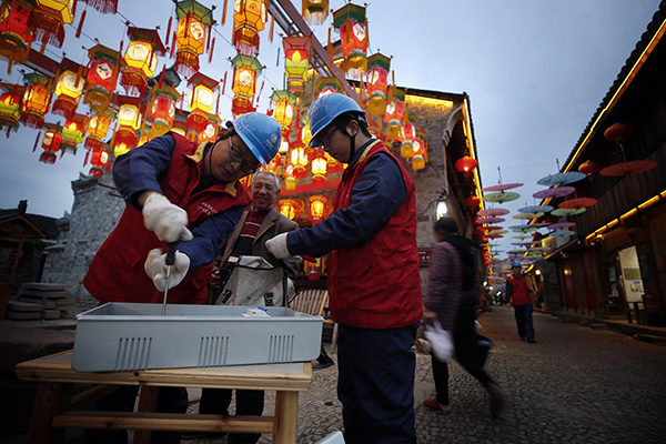 國(guó)網(wǎng)寧海縣供電公司：“電力紅馬甲”出動(dòng)，扮靚古鎮(zhèn)迎元宵