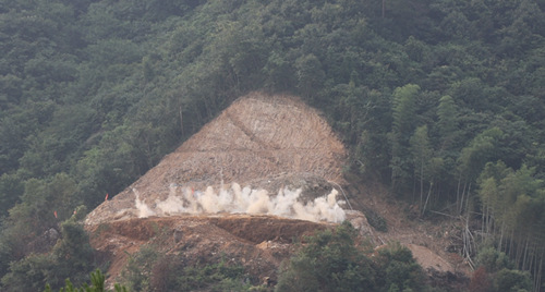 中國安能三局重慶公司桐城項(xiàng)目部首爆成功，項(xiàng)目建設(shè)駛?cè)搿翱燔嚨馈? width=