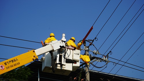 國網重慶武隆供電公司：鏖戰(zhàn)高溫 帶電作業(yè)“送清涼”