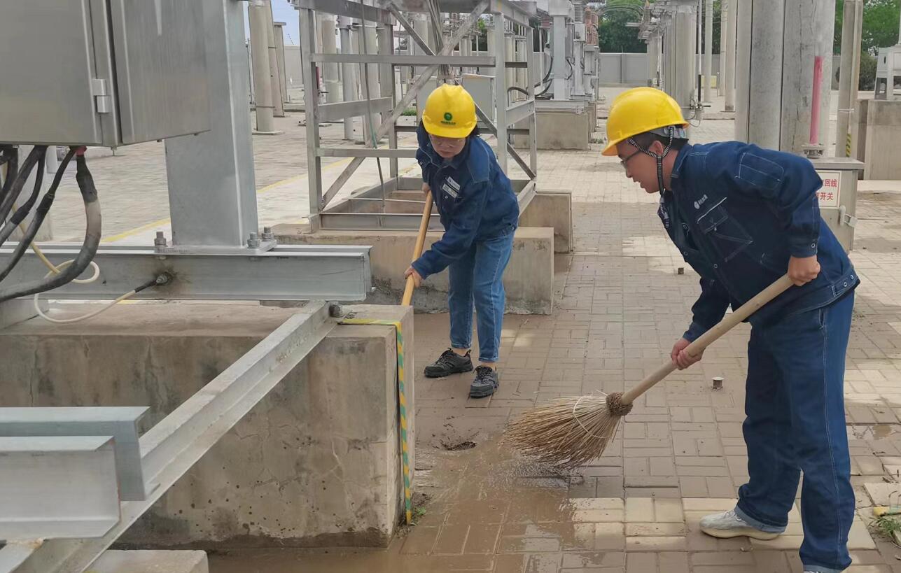 戈壁有雨，阿電人全力出擊保供電