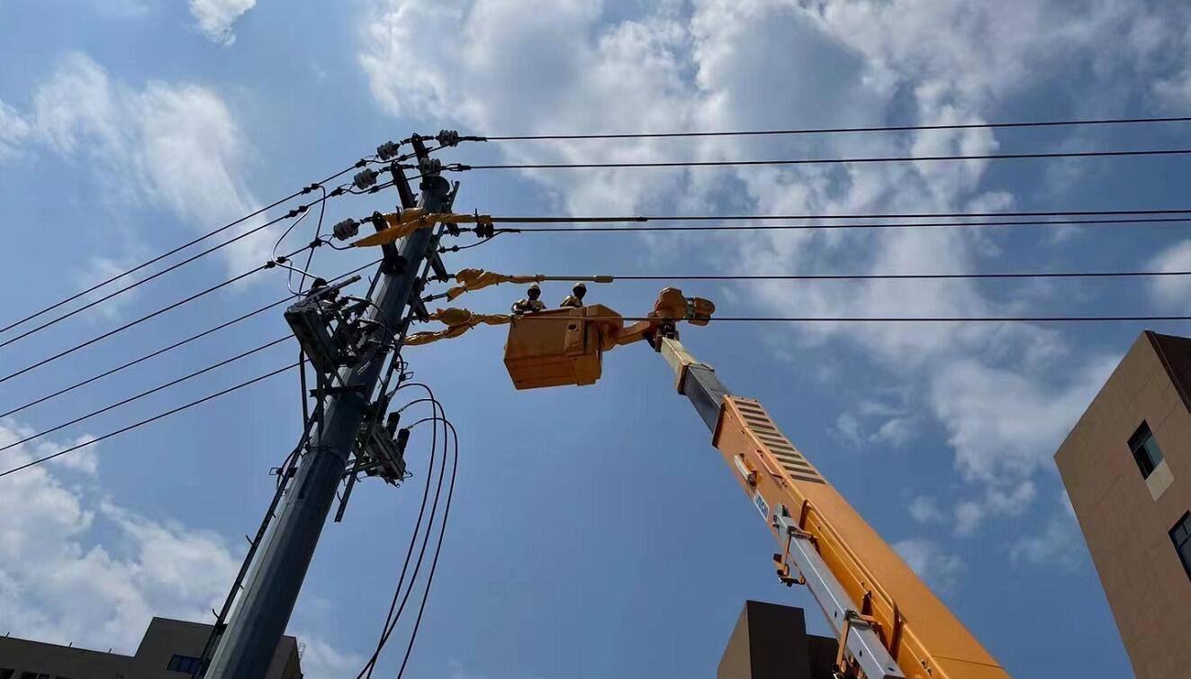 浙江余姚：高溫下帶電作業(yè) 保障居民清涼一夏