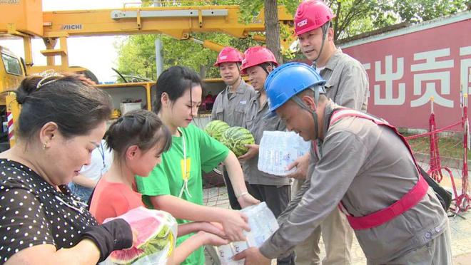 四川什邡：電力工人高溫保電忙，社區(qū)群眾熱情慰問表感謝