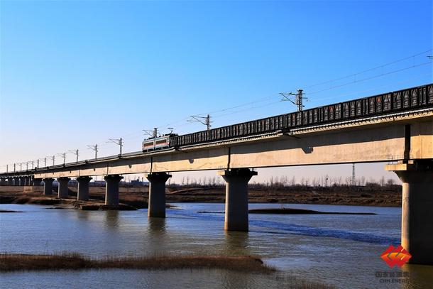 國(guó)家能源集團(tuán)黃大鐵路單日煤炭運(yùn)量創(chuàng)歷史新高