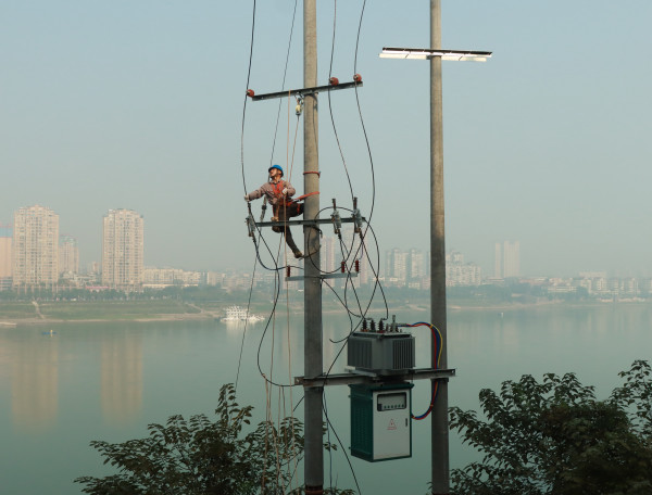 宜賓供電配變?cè)鋈萁夤喔入y題 水上高山潤萬畝桔園片綠