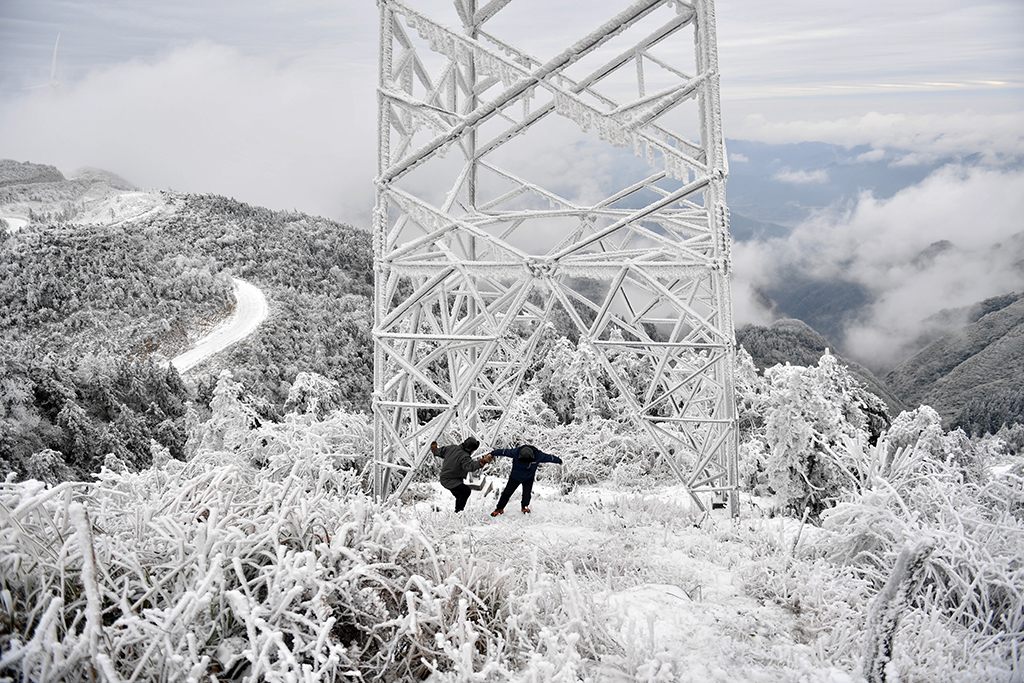 海拔1420米，電力“哨兵”風(fēng)雪中守護(hù)萬家燈火