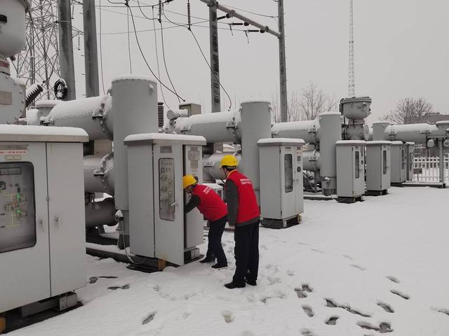 國網鞏義市供電公司開展雪后特巡保電 守護百姓萬家燈火