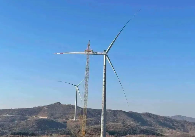 中石化起運(yùn)公司營口風(fēng)電項(xiàng)目首臺(tái)混塔圓滿吊裝！