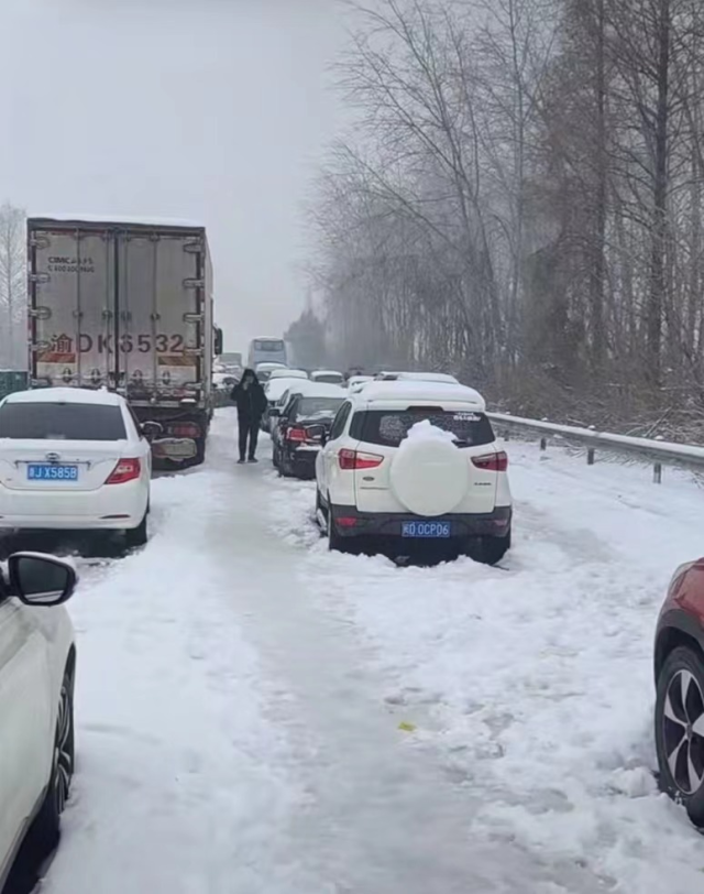 湖北凍雨暴雪導(dǎo)致高速公路堵塞，電動(dòng)汽車(chē)再現(xiàn)“趴窩”