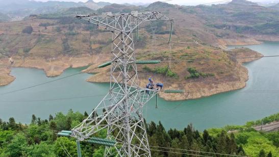 貴州興義供電局高空之上，用責任守護安全送去光明