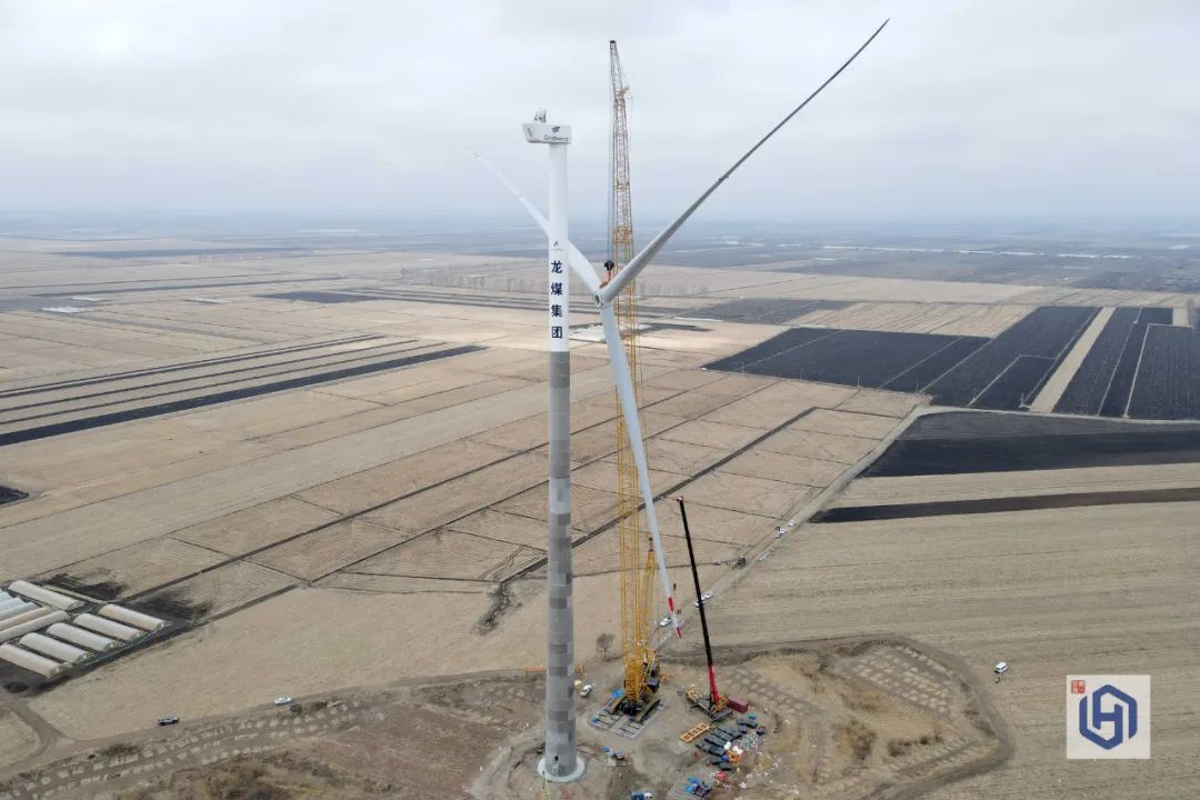 龍江安裝集團龍煤雙鴨山風電項目首臺風機吊裝成功