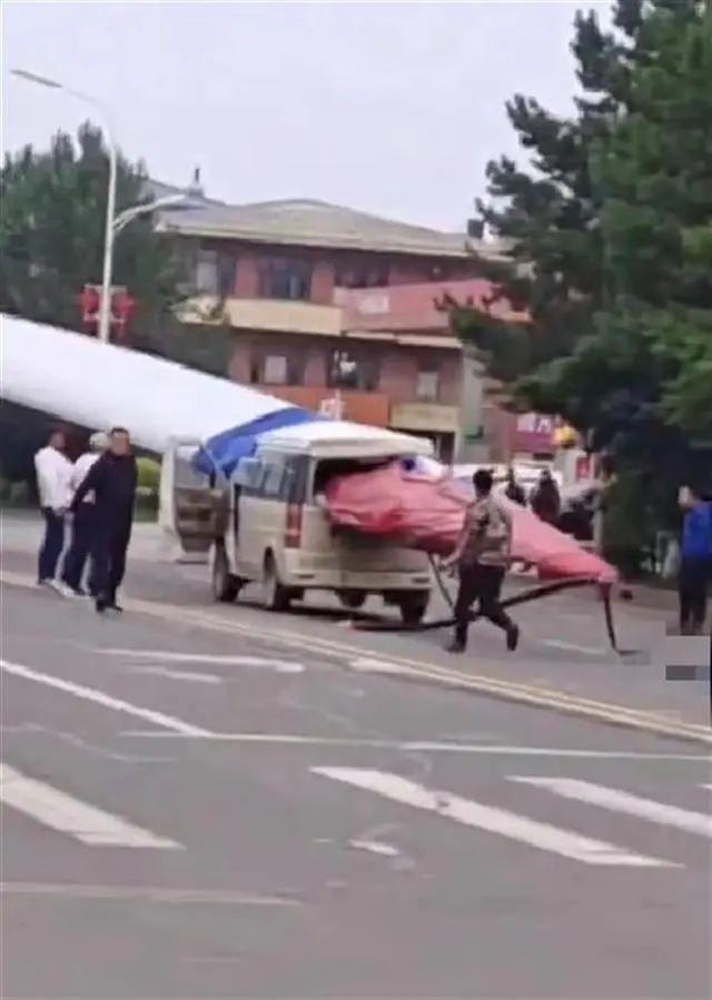 黑龍江一面包車被風(fēng)電機(jī)葉片刺穿，知情人：車上載有7人