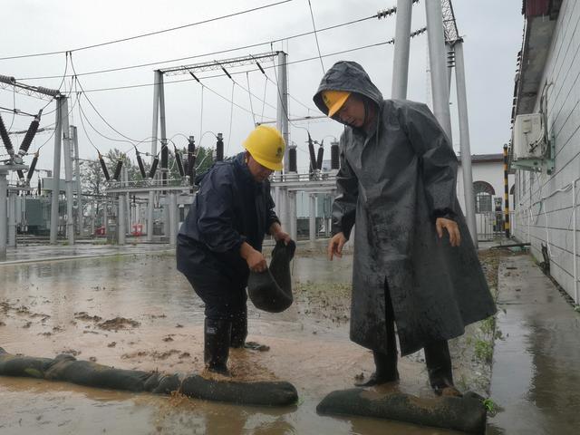 國(guó)網(wǎng)永城市供電公司：電力人冒雨出擊 保障電力可靠供應(yīng)