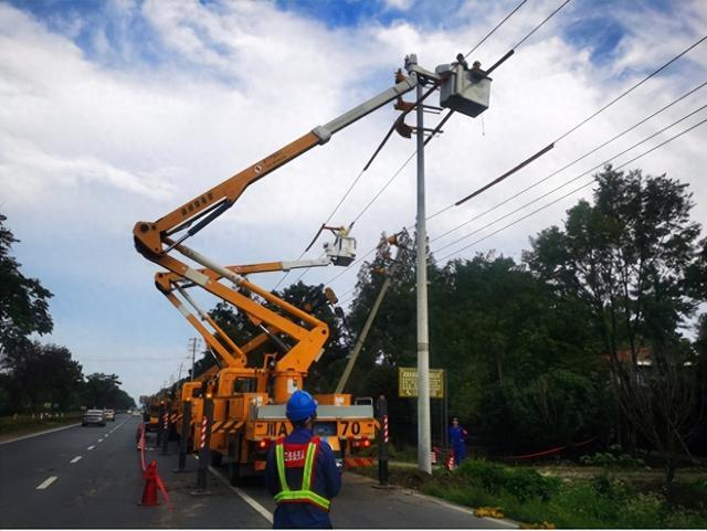 國網(wǎng)郫都供電公司“雙車”帶電緊急搶修，確保上萬群眾用電無憂