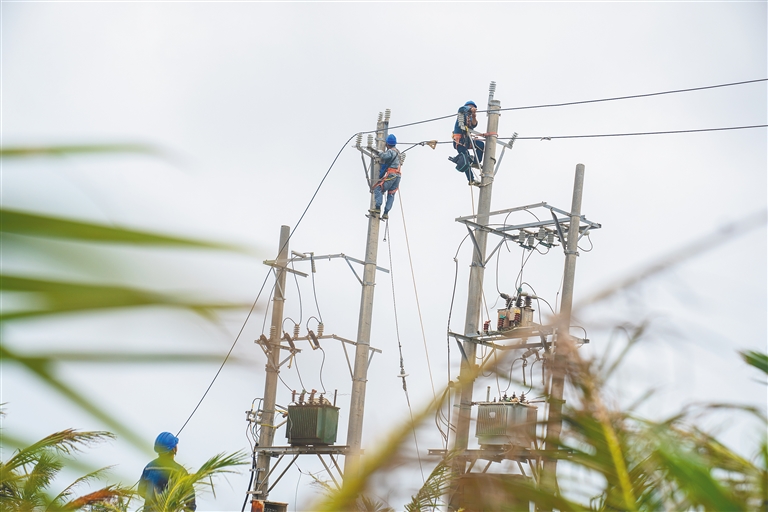 保亭、三亞等多個(gè)市縣供電隊(duì)伍全力支援文昌搶修復(fù)電