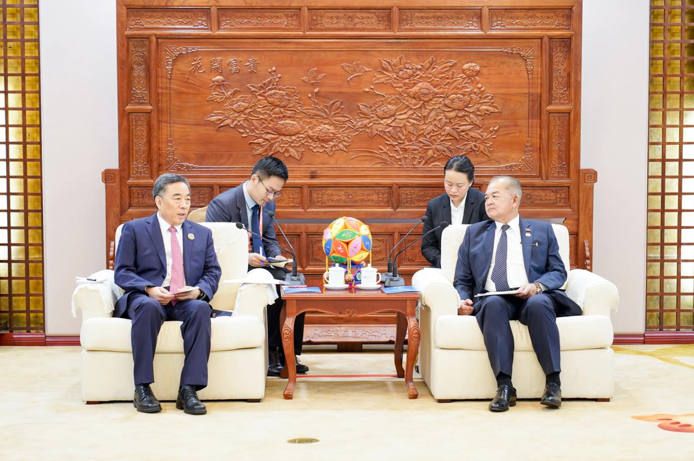 中國能建黨委書記、董事長宋海良與老撾副總理吉喬·凱坎匹吞會談