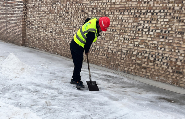 水電三局龍首壩項目掃雪除冰志愿服務(wù)便民出行