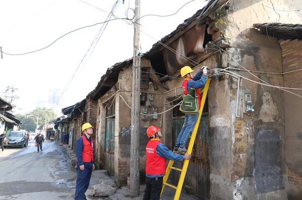 冷水灘供電公司為棚戶(hù)區(qū)居民安全用電“保駕護(hù)航”